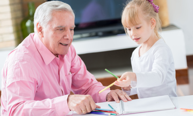 Peut-on légalement embaucher ses parents pour garder ses enfants ?